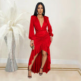 Use un elegante vestido de color sólido con mangas largas y escote en V dividido